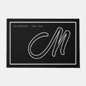 Modern Black White Monogram Script Family Name Fußmatte (Vorderseite)