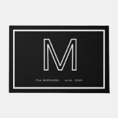Modern Black White Monogram Script Family Name Fußmatte (Vorderseite)