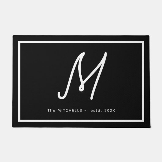 Modern Black White Monogram Script Family Name Fußmatte (Vorderseite)