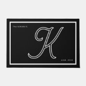 Modern Black White Monogram Script Family Name Fußmatte (Vorderseite)