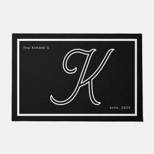Modern Black White Monogram Script Family Name Fußmatte (Vorderseite)