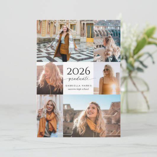 Modern Black + White Script 2026 Graduation Einladung (Stehend Vorderseite)