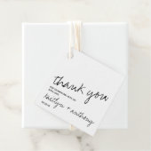 Modern Black & White Script Minimalistic Wedding Geschenkanhänger (Beispiel)