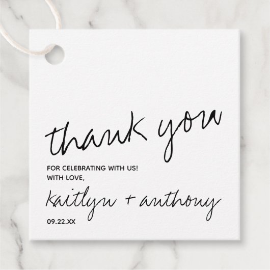 Modern Black & White Script Minimalistic Wedding Geschenkanhänger (Vorderseite)