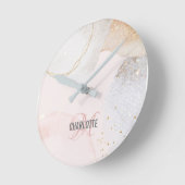 Modern blass pink abstrakte Art Monogram Name Runde Wanduhr (Winkel)