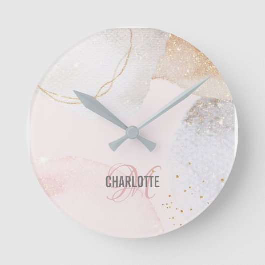 Modern blass pink abstrakte Art Monogram Name Runde Wanduhr (Vorderseite)