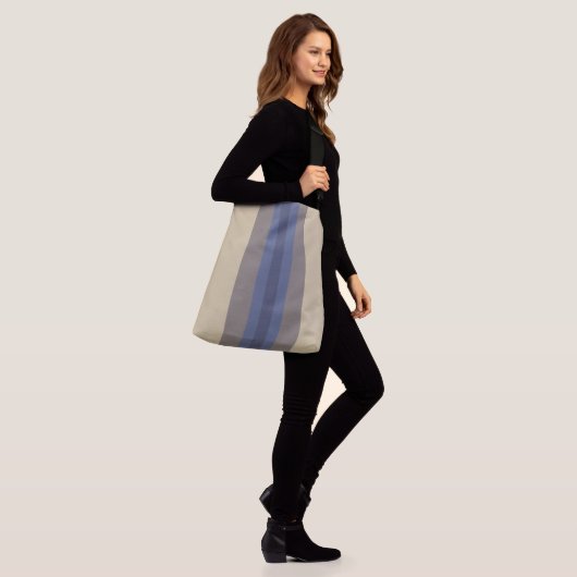 Modern blau gestreift tragetaschen mit langen trägern (Am Model)