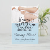 Modern Blue Baby Boy Typografy Foto Pregnancy Ankündigung (Stehend Vorderseite)