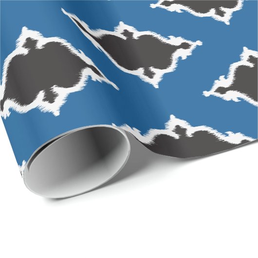 Modern Blue Black Ikat Tribal Muster Monogramm Geschenkpapier (Rolleneckpunkt)
