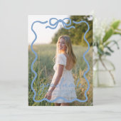 Modern Blue Bow Photo Graduation Party Invitation Einladung (Stehend Vorderseite)