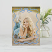 Modern Blue Bow Photo Graduation Party Invitation Einladung (Stehend Vorderseite)