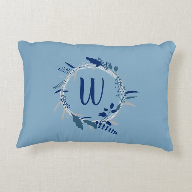 Modern Blue Floral Wreath Custom Monogram Dekokissen (Rückseite)
