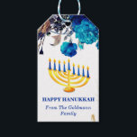 Modern Blue & Gold Menorah Happy Hanukkah Geschenkanhänger<br><div class="desc">Moderne Blue & Gold Menorah Happy Hanukkah Geschenketiketten mit weißem Hintergrund blau & goldfarben Rose,  Familienname Template & Hanukkah Kerzen.Ein perfektes Design für Hanukkah.Bitte klicken Sie auf Personalisieren Button,  um es mit Ihrem eigenen Text anpassen.</div>