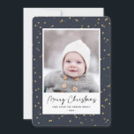 Modern Blue Gold Star Bokeh Overlay Minimalistisch Feiertagskarte<br><div class="desc">Senden Sie Ihren personalisierten und individuell gestaltbaren Urlaub Ihren Freunden, Freunden und Familie in einfachen, minimalistischen, eleganten, lustigen, festlichen und modernen Fotokarten! Ein wunderschöner Rahmen aus goldenen Winterstern auf marineblarem Himmelshintergrund umgibt Ihr Foto auf Rundpapier. Der Gruß " Fröhliche Weihnachten " ist in eleganter Kalligraphie geschrieben, und unten zeigt Ihre...</div>