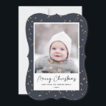 Modern Blue Gold Star Bokeh Overlay Minimalistisch Feiertagskarte<br><div class="desc">Senden Sie Ihren personalisierten und individuell gestaltbaren Urlaub Ihren Freunden, Freunden und Familie in einfachen, minimalistischen, eleganten, lustigen, festlichen und modernen Fotokarten! Ein wunderschöner Rahmen aus goldenen Winterstern auf marineblau blauem Himmelshintergrund umgibt Ihr Foto auf Klammerpapier. Der Gruß " Fröhliche Weihnachten " ist in eleganter Kalligraphie geschrieben, und unten zeigt...</div>