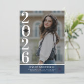 Modern Blue Graduation Cap Senior Photo Einladung (Stehend Vorderseite)