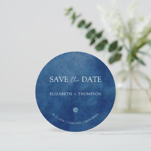 Modern Blue Hydrangea Round Wedding Save The Date (Stehend Vorderseite)