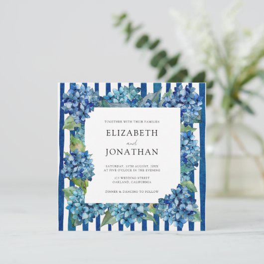 Modern Blue Hydrangeas Stripe RSVP QR Code Wedding Einladung (Stehend Vorderseite)