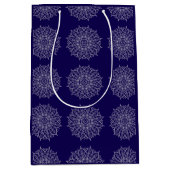 Modern Blue Indigo Mandala Boho Decoupage Geschenk Mittlere Geschenktüte (Vorderseite)