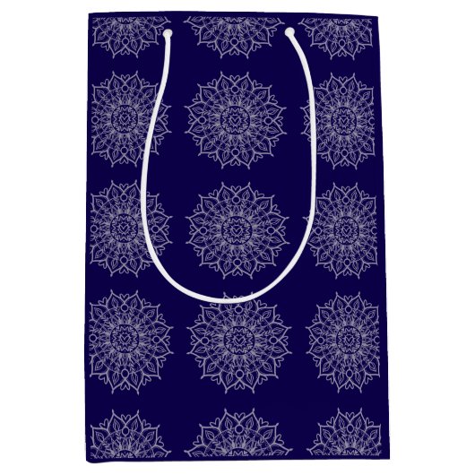 Modern Blue Indigo Mandala Boho Decoupage Geschenk Mittlere Geschenktüte (Vorderseite)