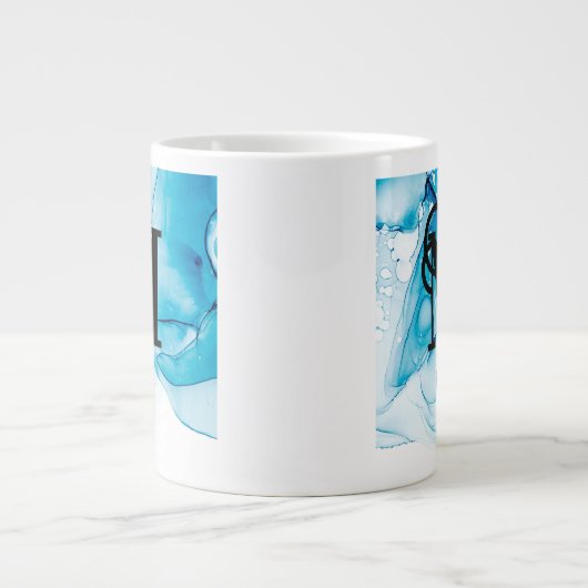 Modern Blue Marble Monogram Jumbo-Tasse (Vorderseite)