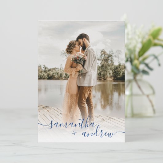 Modern blue minimalist script 5 photos wedding einladung (Stehend Vorderseite)