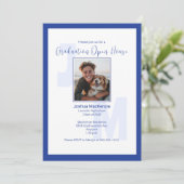 Modern Blue Monogram Foto Abschluss Einladung (Stehend Vorderseite)