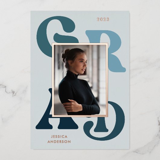 Modern Blue Retro Typografy Foto 2022 Abschluss Folieneinladung (Vorderseite)