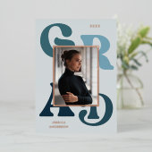 Modern Blue Retro Typografy Foto 2022 Abschluss Folieneinladung (Stehend vorne)