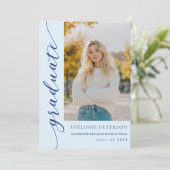 Modern Blue Script Photo Graduation Invitation Einladung (Stehend Vorderseite)