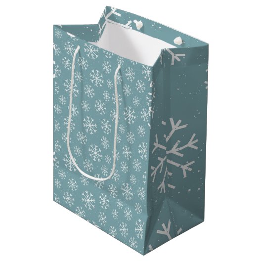 Modern Blue Snowflake Mittlere Geschenktüte (Vorderseite Schrägansicht)