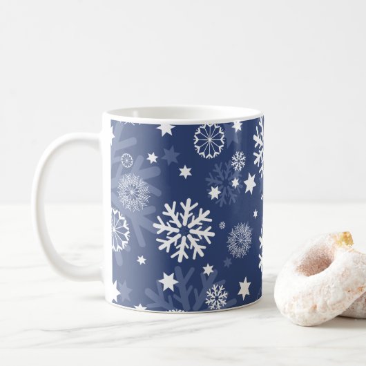 Modern Blue Snowflake Weihnachtskaffee Tasse (Mit Donut)