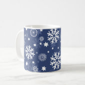 Modern Blue Snowflake Weihnachtskaffee Tasse (Vorderseite Links)