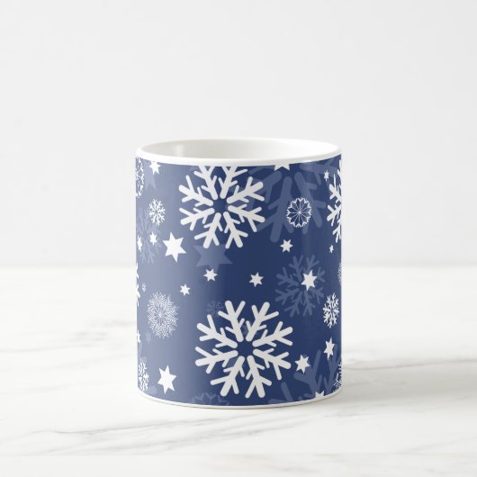 Modern Blue Snowflake Weihnachtskaffee Tasse (Mittel)