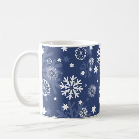 Modern Blue Snowflake Weihnachtskaffee Tasse (Links)