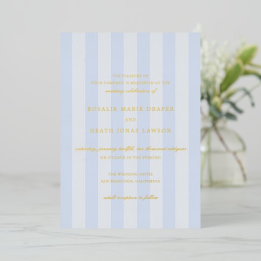 Modern Blue Stripes Elegant Wedding Folieneinladung (Stehend vorne)