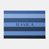 Modern Blue Stripes Muster Individuelle Name Fußmatte (Vorderseite)