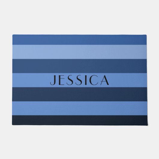 Modern Blue Stripes Muster Individuelle Name Fußmatte (Vorderseite)