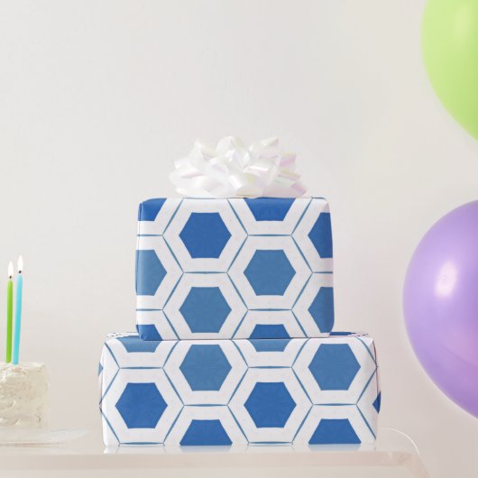 Modern Blue White Geometric Muster Geschenkpapier (Partygeschenke)