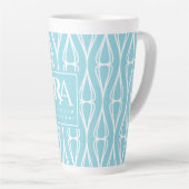 Modern Blue White Muster Monogram Milchtasse (Rechte Ecke)