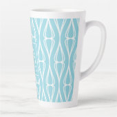 Modern Blue White Muster Monogram Milchtasse (Rechts)