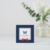Modern Blue White Polka Dot Red Ribbon Monogram Quadratische Visitenkarte (Stehend Vorderseite)
