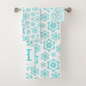 Modern Blue White Snowflake Muster Monogram Badhandtuch Set (Insitu)