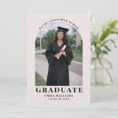 Modern Blush Arch Graduate Announcement Einladung (Stehend Vorderseite)