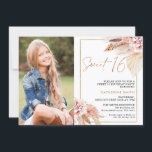 Modern Blush Boho Bloral Foto Sweet 16 Birthday Einladung<br><div class="desc">Modernes Blush Boho Bloral Foto Sweet 16 Birthday Einladung Sweet Blush und natürliche Töne boho blumensüß 16 Geburtstag Einladung mit zwei schönen Blumenarrangements mit Pampas Gras. Diese süße 16 Geburtstagseinladung beinhaltet auch ein Foto und Imitate Rose Gold moderne Kalligraphie Kursbild,  das herausnehmbar ist,  und ein Imitat Gold Linie Rahmen.</div>