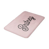 Modern Blush Dusty Pink Monogram und Name Badematte (Schrägansicht)