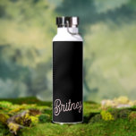 Modern Blush Dusty Pink Monogram und Name Trinkflasche<br><div class="desc">Die moderne Blush Dusty Pink Monogram und Name Water Flasche ist ein elegantes und praktisches Hydratationszubehör. Diese Wasserflasche kann mit einem Monogramm und einem Namen personalisiert werden, wobei sie eine Duftfarbe in Rosa trägt. Es ist ideal, um den ganzen Tag lang hydriert bleibe, sei es beim Zuhause, bei der Arbeit...</div>