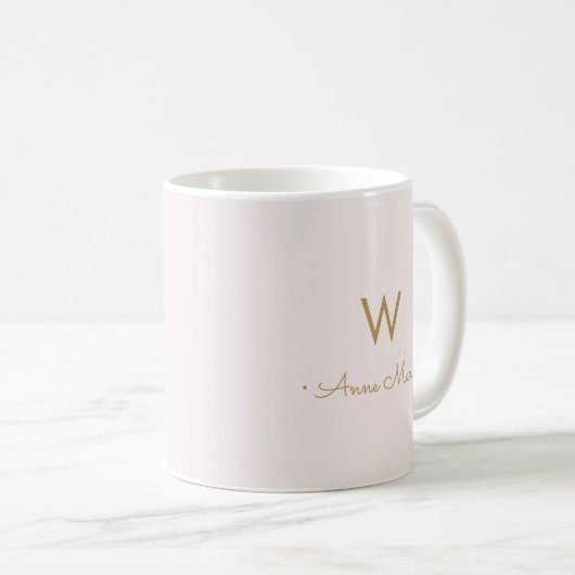 Modern Blush Pink Gold Script Monogram Kaffeetasse (VorderseiteRechts)