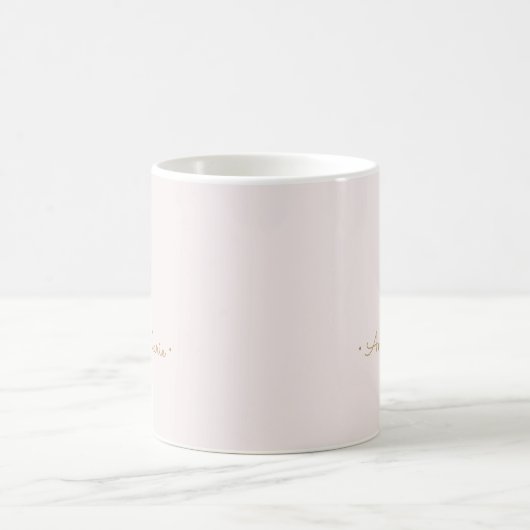 Modern Blush Pink Gold Script Monogram Kaffeetasse (Mittel)