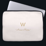 Modern Blush Pink Gold Script Monogram Laptopschutzhülle<br><div class="desc">Modernes,  elegantes Monogramm-Design mit handgeschriebener,  minimalistischer Schriftzeichen-Typografie und serifenloser Blocktypografie auf elegantem pastellfarbenem,  blass rosa Hintergrund. Das Monogramm und der Name können leicht personalisiert werden.</div>